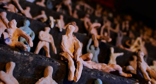 Но здесь, в этих городах, которые от рассвета до заката в один миг -  одна страна, в этих маленьких улицах, в этих окнах, за которыми и жизнь, и мысли, и семейные альбомы – живут не упыри.