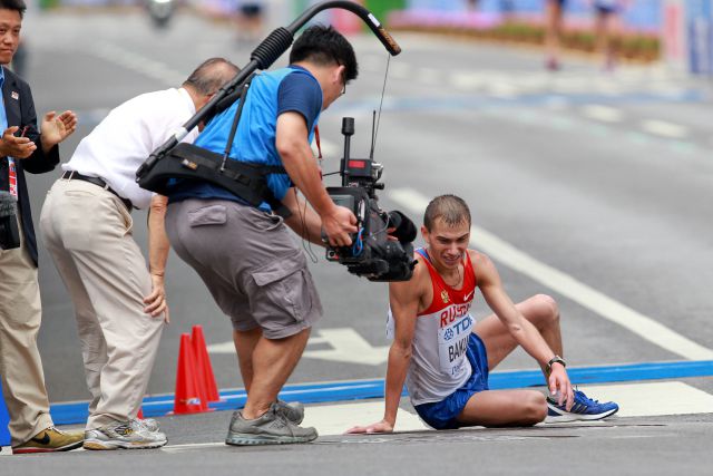 Интервью со спортсменом. СМИ спорт. Спортивный репортер. Спортивный журналист.