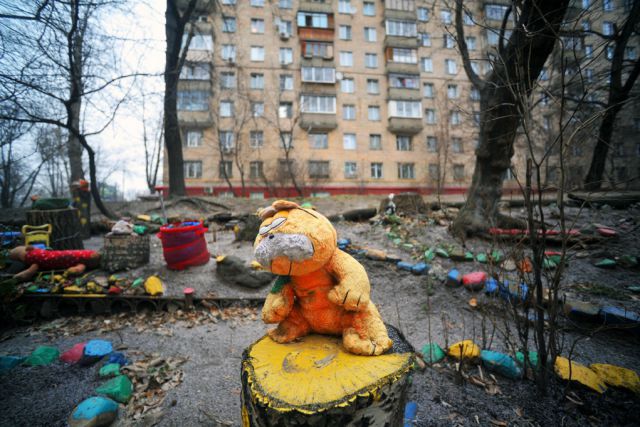 Старушки, приковавшие проволокой во дворе Уссурийска игрушки, удивлены критикой горожан